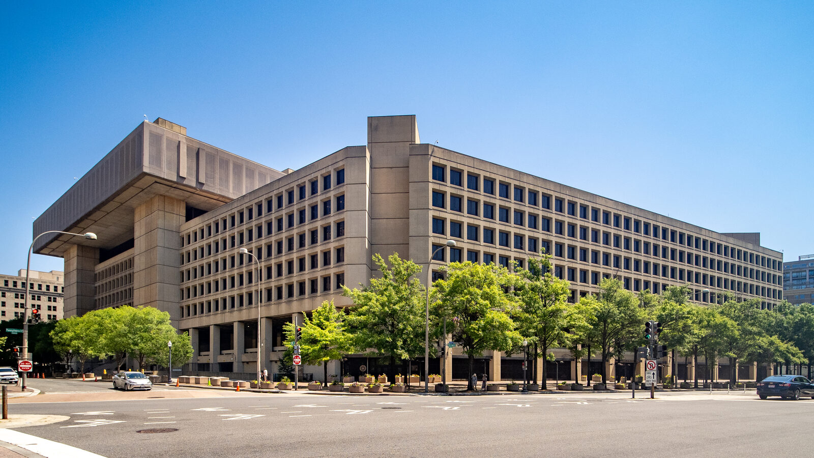 Washington'daki FBI genel merkezi J. Edgar Hoover Binası'nın dışarıdan görünümü